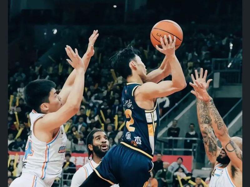 竞技宝App-广东队康复遭神医术调侃胡徐赛场高光莫将个人荣誉与家国情怀对立